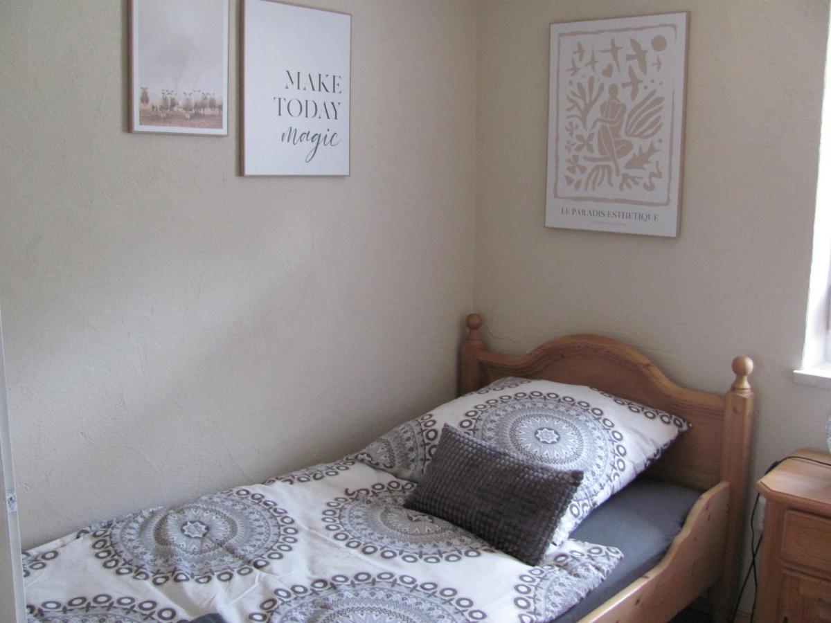 #2 Ruhiges Gemuetliches Ferienzimmer Mit 2 Einzelbetten Gemeinschaftsbad W-Lan Airport Nah Late Night Check In Haus Nr 9,5 Trunkelsberg Esterno foto